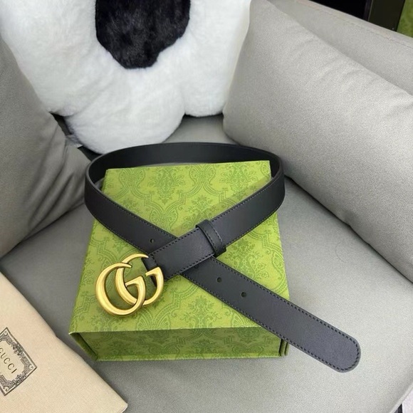 Gucci Elegant Red Leather Belt with Gold Buckle - Picture 1 of 6